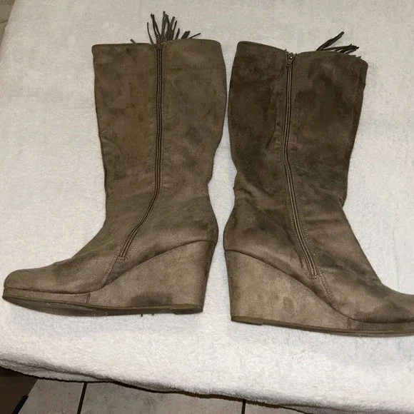 Rock And Candy Calf Length  Boots Safiya  Size 10. Fringe Taupe Suede . EUC - Picture 3 of 8